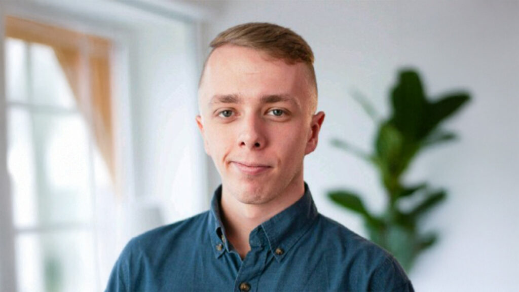 ung man i skjorta på kontor