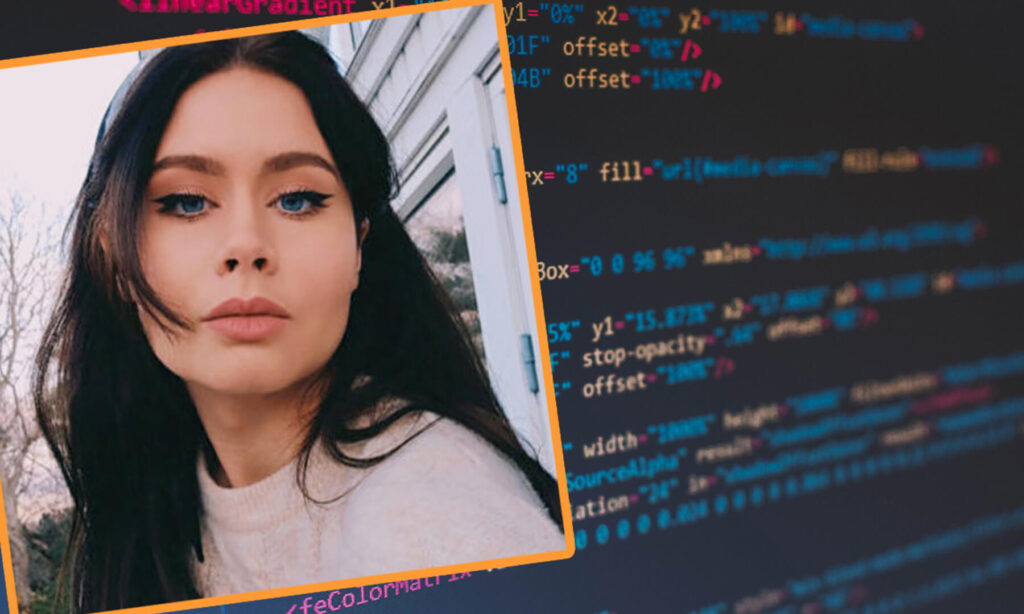 Ung kvinna och i bakgrunden är där en skärm med kod