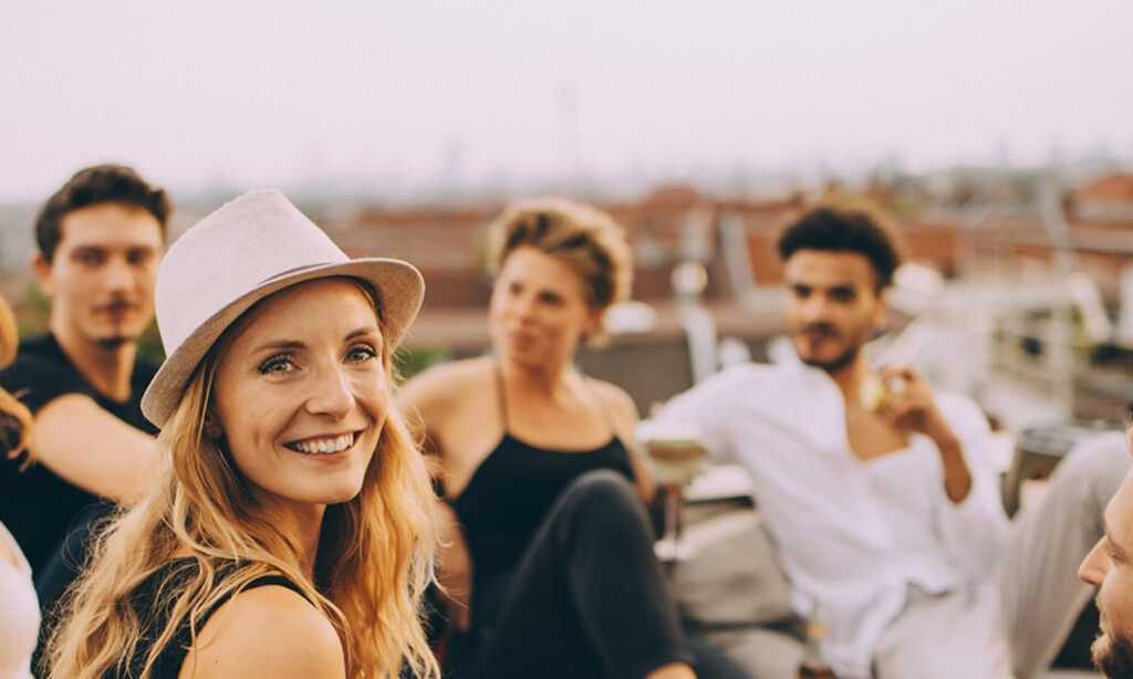 En gupp människor som sitter tillsammans