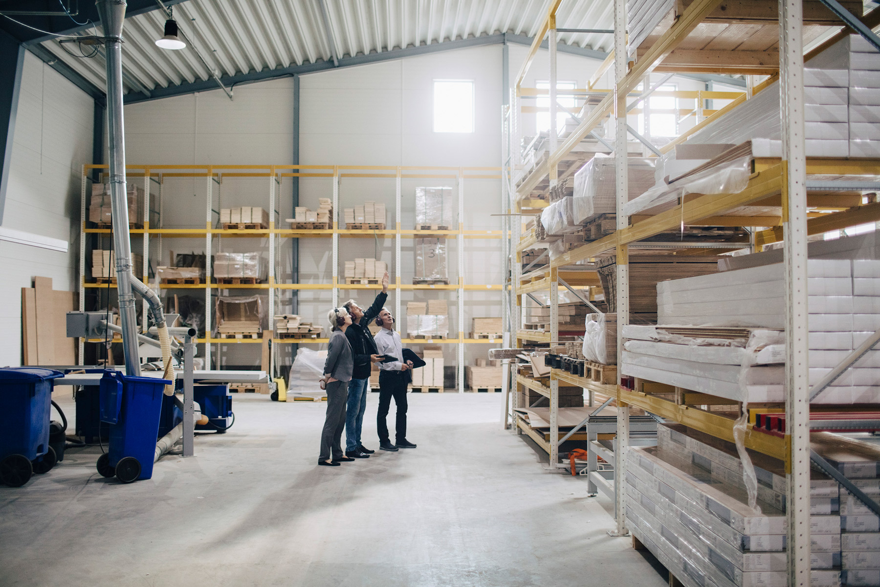 Logistiker arbetar på lager