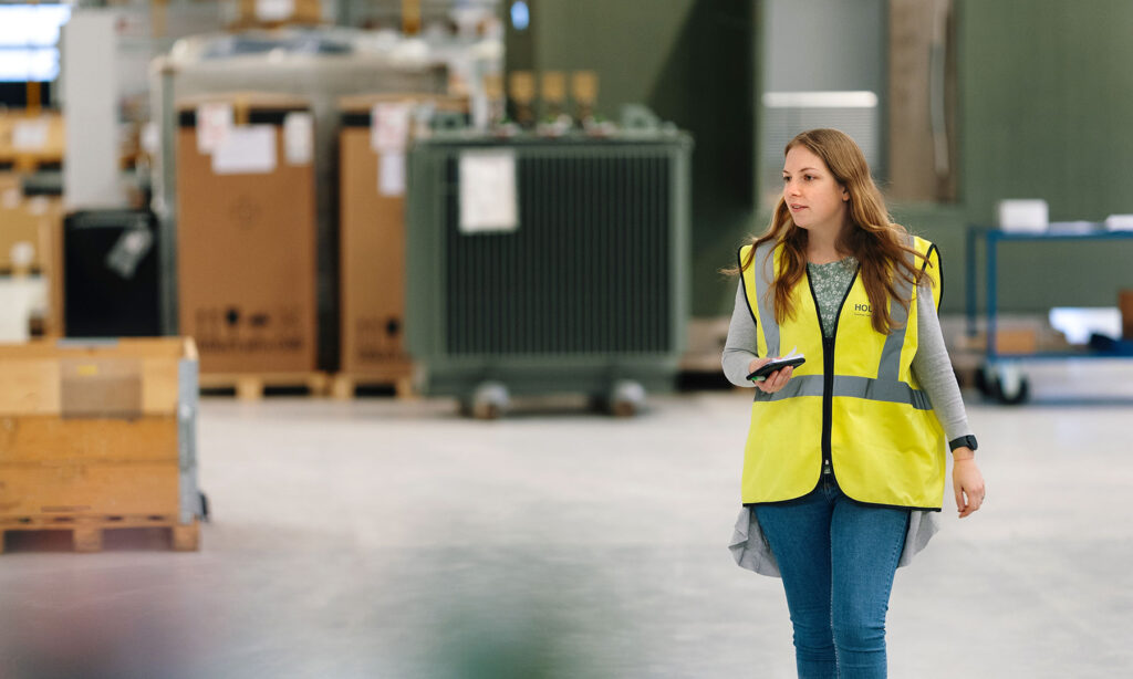 Kvinna på ett logistiklager