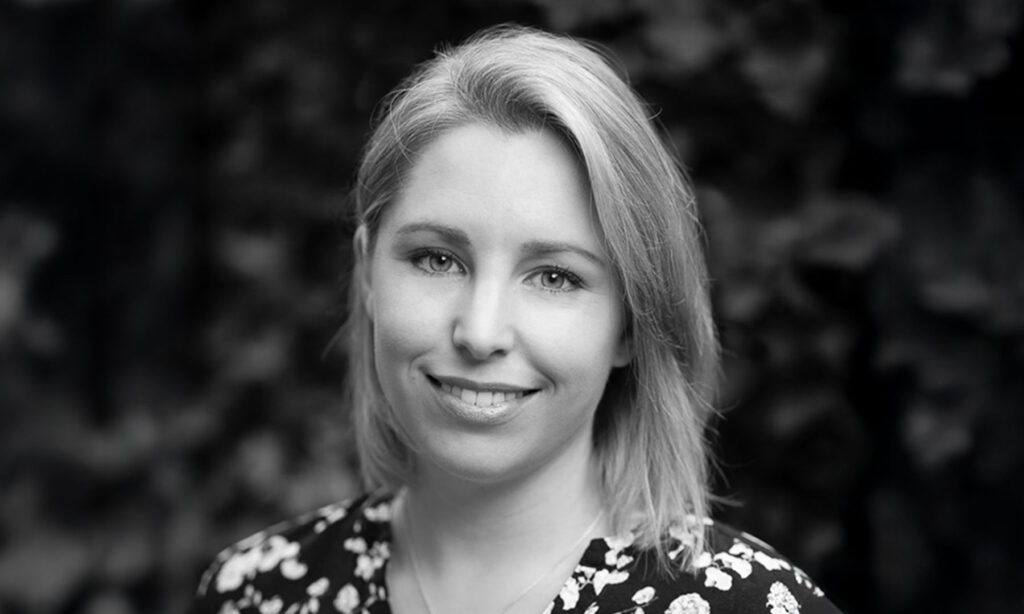 Alumn, Paralegal. Kvinna