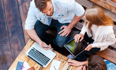 Människor i grupp som sitter runt ett bord