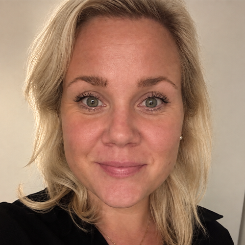 kvinna med blont hår