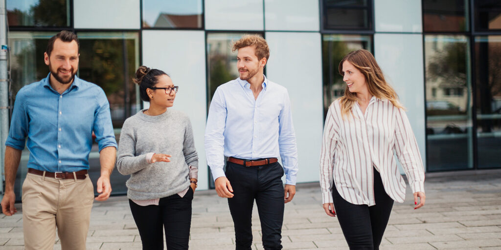 grupp på fyra som går mot kameran