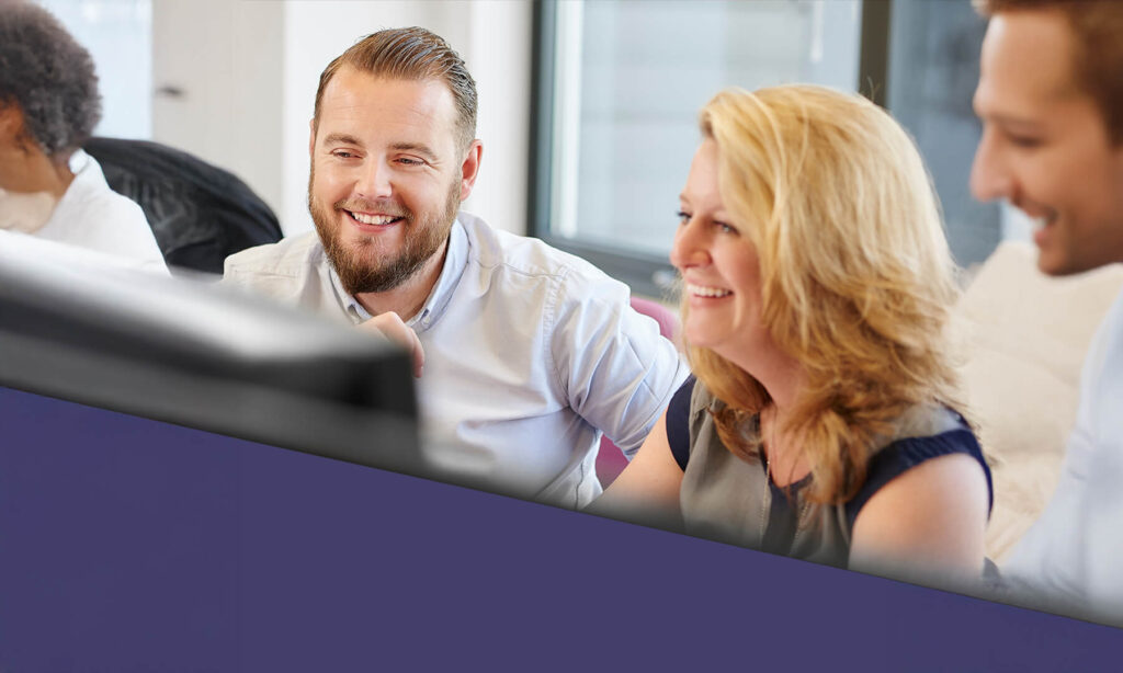 En man och kvinna framför dator